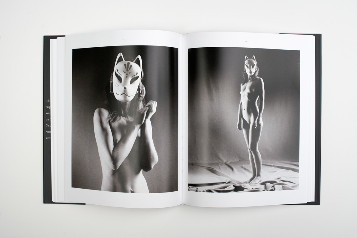 Этот уникальный симбиоз послужил толчком к созданию небольших портретов с лицами в маске, расположенных в хаотичной, но продуманной манере, напоминающей шоколадную плитку.