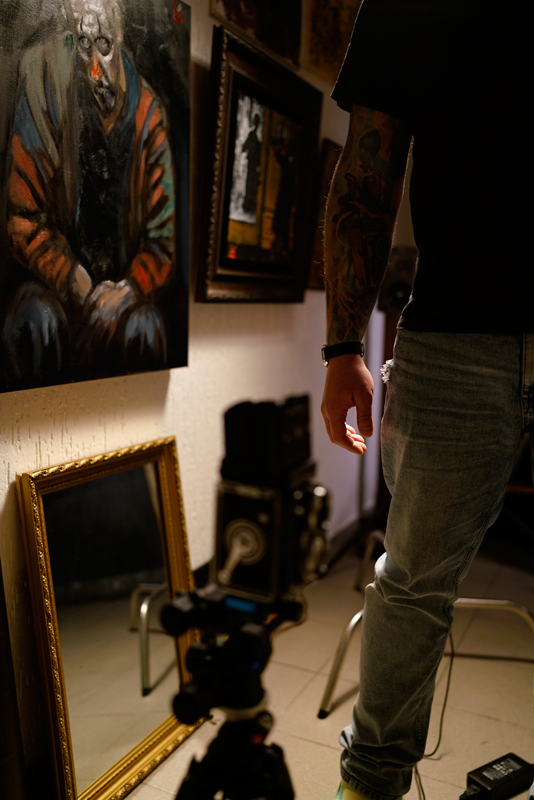 Процесс создание портретной фотографии достаточно сложный и не такой быстрый, как кажется на первый взгляд. Портрет, это не перенос вашего контура на фотобумагу, отображение силы вашего внутреннего мира и есть цель в портретной фотографии. Достичь такого результата, можно со стороны словить момент, либо погрузить человека в его внутренний мир, отбросив всем маски далеко за пределы объектива.