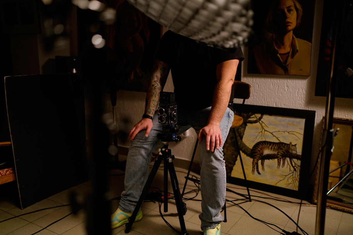 Мастерская, место особое, место в котором будет легко находиться наедине с собой. Погрузиться в прошлое и задуматься о настоящем. Теплый свет отгородит и создаст личное пространство. А завершающим этапом начало диалога будет звук, достаточный для сохранения спокойствия и мощный, для приведения в действия струн вашего подсознания.