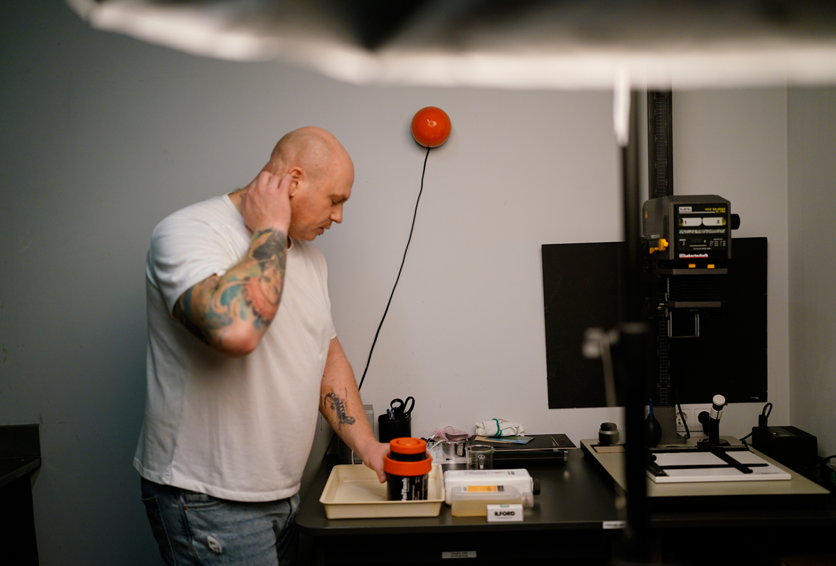 В аналоговой фотографии, есть процессы помимо самой съемки, остающиеся за кадром. Чуть подробнее опишем процесс, как проявить черно-белую пленку.