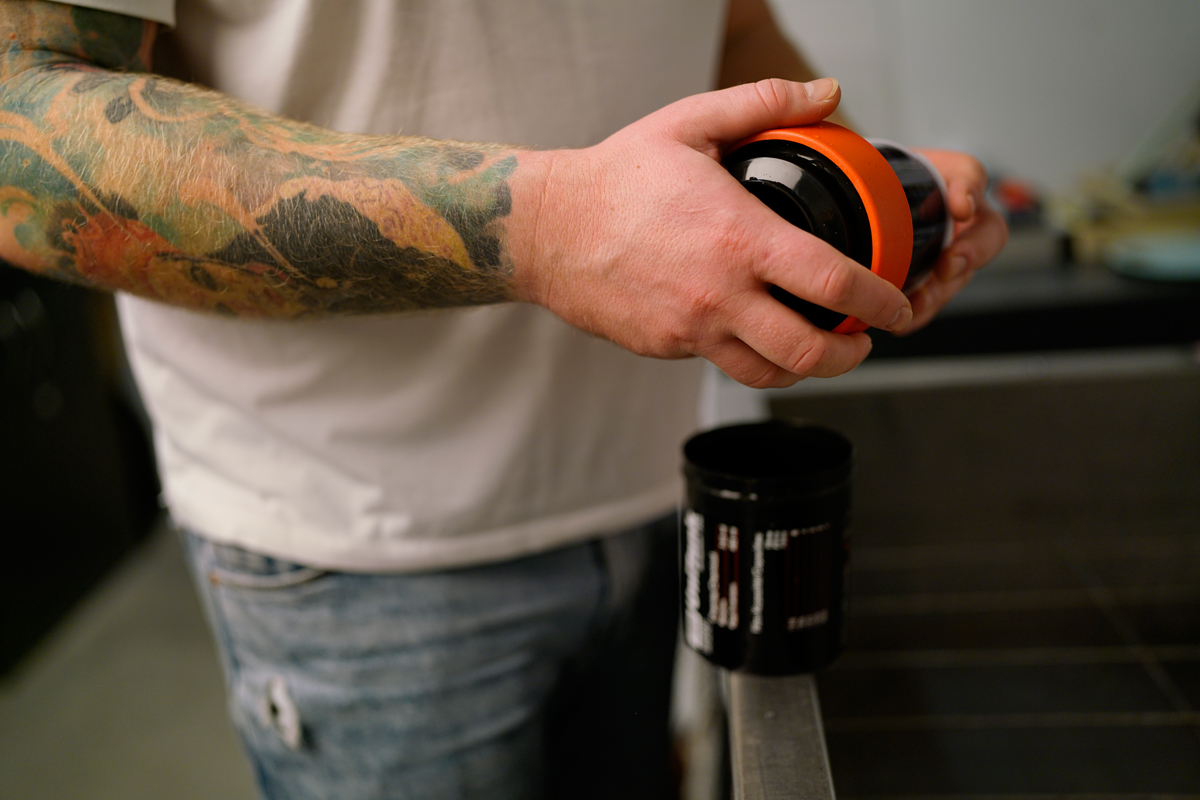 Производитель фотопленки указывает время проявки для различных марок на упаковке. В данном случае пленка Ilford HP5 и Kodak HC110, время составило 5 мин. Промываем, фиксируем еще раз промываем и смотрим результат.