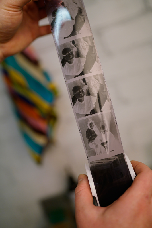 Все изображения с пленки оцифровываются и хранятся на диске, либо на любом цифровом носителе. Данный негатив понадобиться для аналоговой печати в фотоувеличителе.