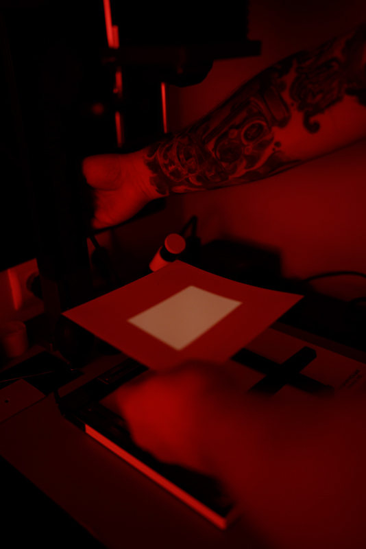 Как проходит процесс печати черно-белой фотографий. Изображение с негатива проецируется на бумагу заданным количество времени. Определяющееся, как правило экспериментальным путем.