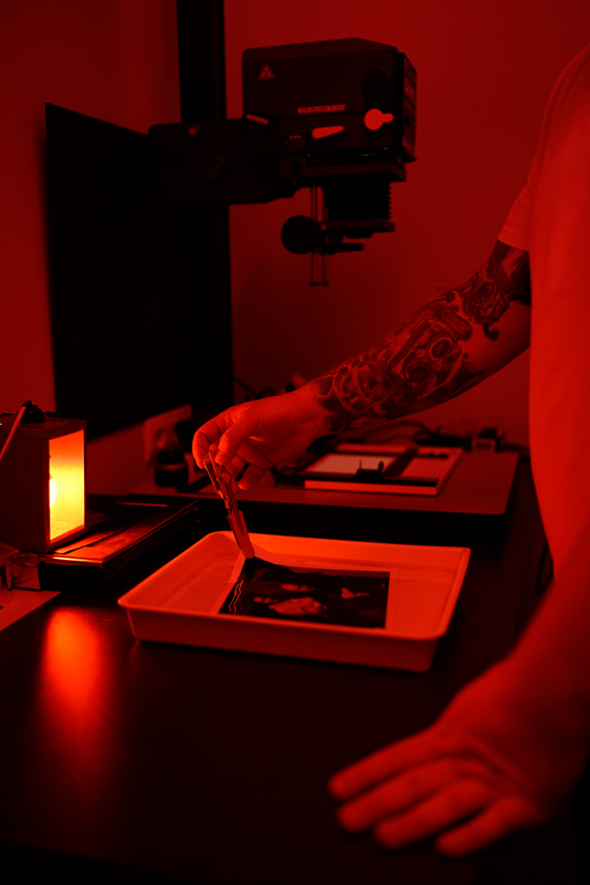 Как и пленку, бумагу проявляем, промываем, фиксируем и снова промываем.