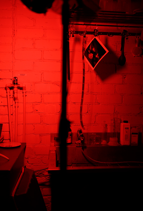 Процесс создание такого отпечатка долгий, трудоемкий и все же результат оправдывает потраченные силы. Фотография, которую можно держать в руках вызывает несопоставимые ощущения. Ни  один человек не останется равнодушным перед остановленным и сохраненным моментом времени.