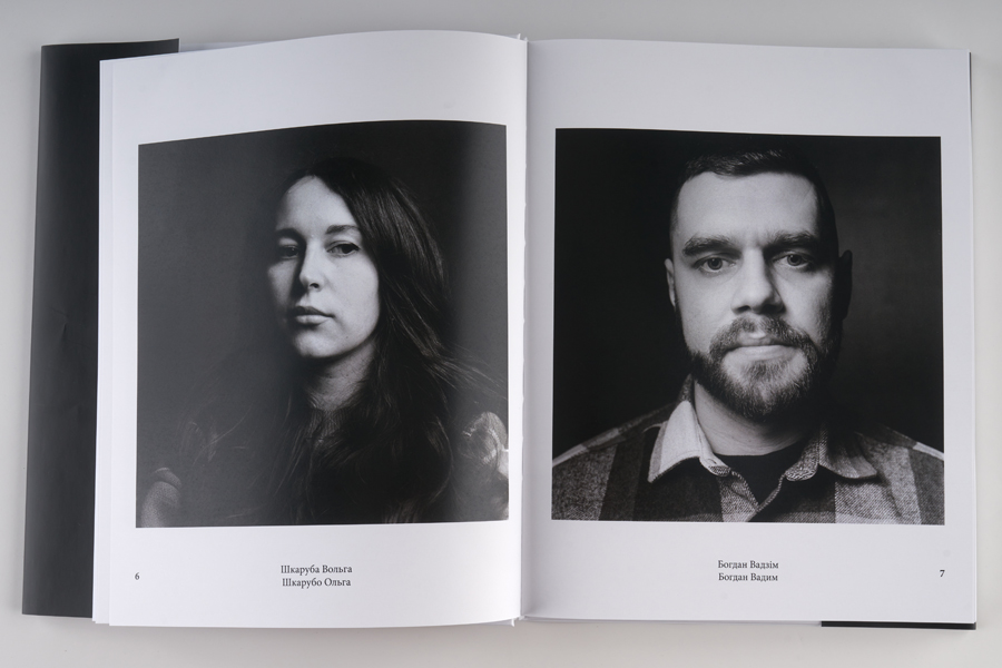 Виток за витком.
Стены увешаны картинами, рассматривая их, начинаешь менять положение и постепенно выдыхать.
Время – это мой союзник, именно оно помогает размотать эти спирали и убрать все лишнее.
– А расскажите про проект?
