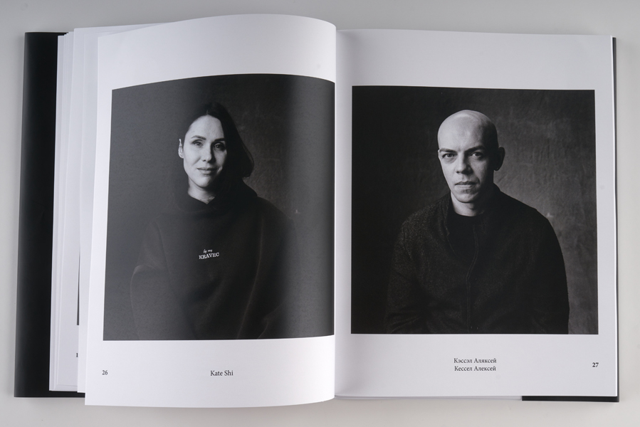 – Да, конечно. Два года назад повесил первую картину на стену, с того момента их стало более 20, но сами авторы не вызывали никакого интереса до определенного момента.
После покупки очередной работы, пробую найти правильный подход в создании портрета и предлагаю автору Денису Комарову приехать в мастерскую, создать портрет. При последующей встрече хватаюсь за фразу, произнесенную художником: «Художники – визуально обычные люди, которые могут оказаться даже твоими соседями». Именно с такой формулировки появилось виденье будущих портретов – «фотографировать людей, как обычных людей».
