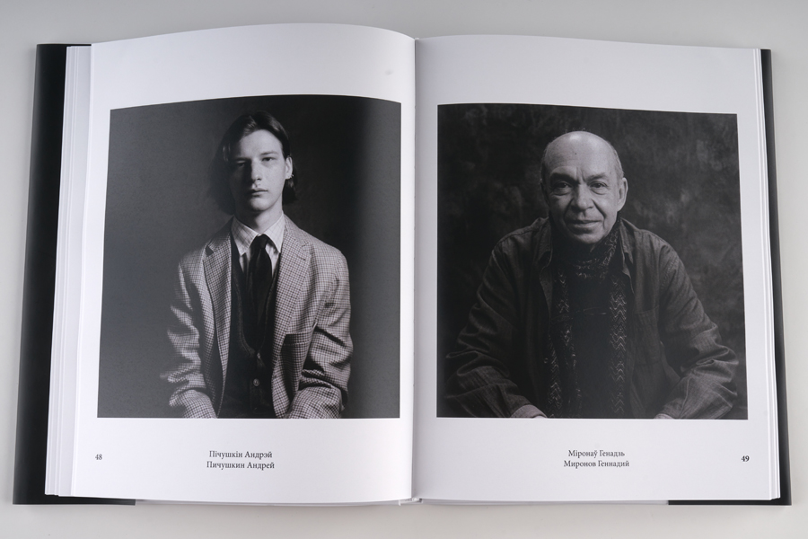 Сто раз садясь на деревянный ящик, ты уже понимаешь, какой человек перед тобой:, злой, добрый, стеснительный, закрытый. И уже с первых минут можно понять, портрет будет сложным или достаточно поставить камеру и нажать.
Нажать один раз на кнопку – больше не нужно. Честность, она либо есть, либо ее сегодня не будет.
