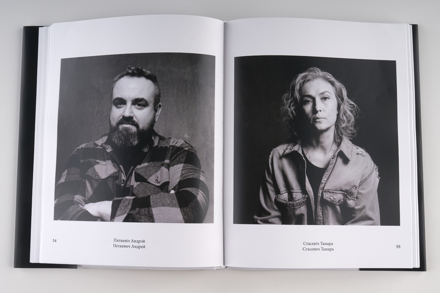 Сидя на визуально ненадежном стуле перед объективом, начинаешь скидывать оставшееся витки веревки. Теплый свет сразу отсекает пространство, делая его по праву твоим личным. А звуки из колыхающихся мембран раскладывают мысли в длинную прямую.