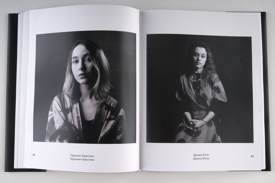 Неизвестность, как веревка, делает несколько оборотов, выпрямляя позвоночник, и сбивает дыхание.