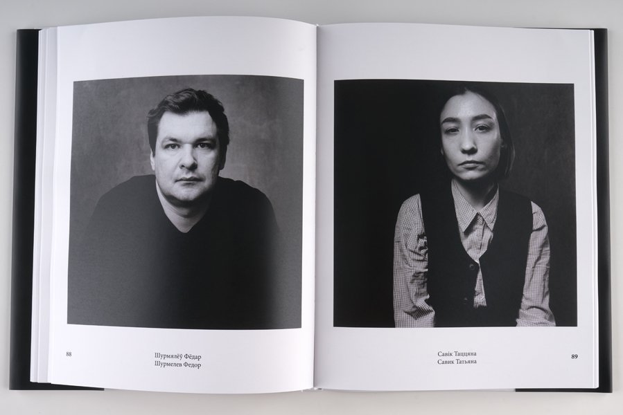 Смена позиции.
Удобное кресло сменяется деревянным ящиком, установленным максимально низко, что бы быть в один уровень, не выше, не ниже.
Гость присел на край кресла, лишившись возможности ощутить весь комфорт этой старой деревяшки.
