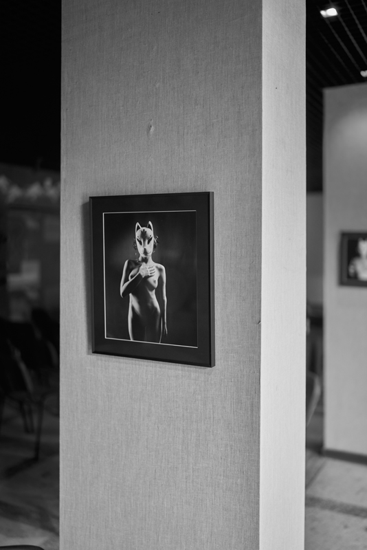 
Как куратор, Саша Снегирь приглашает смотреть не ради оценки, а ради переживания: чувствуйте фактуру отпечатка, слушайте паузы между кадрами, дайте себе время ощутить, как меняется внимание.