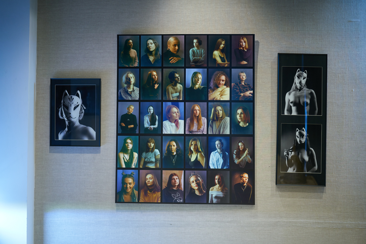 Форма также важна: среднеформатная плёнка и оптическая печать дают особую фактуру — плотную, тактильную, почти материальную. Эти отпечатки не просто показывают обнаженное тело, они приглашают к сенсорному чтению изображения: кощунство текстур, блеск глаз, мягкость кожи, зерно плёнки. Коллаж из портретов и монументальная фотография маски работают как визуальная мантра — множество лиц становится единой силой, а крупные работы с обнажёнными фигурами возвращают нас к интимности и уязвимости, которые не нуждаются в имени.