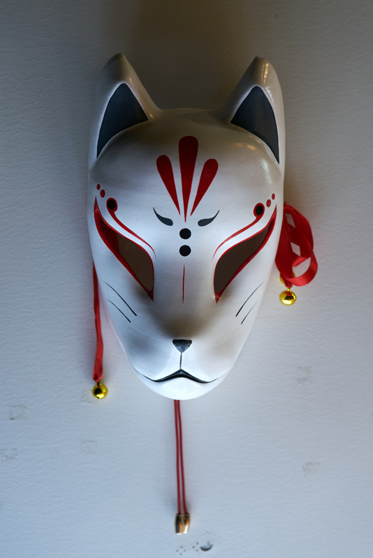 Проект задаёт вопросы простые и неотложные: что мы прячем и зачем? Что маска утаивает — и что она, напротив, позволяет увидеть? Почему анонимность может усилить ощущение красоты, а не стереть его? Здесь сокрытие лица не лишает смысла — оно концентрирует внимание на форме, свете и чувстве сопричастности.