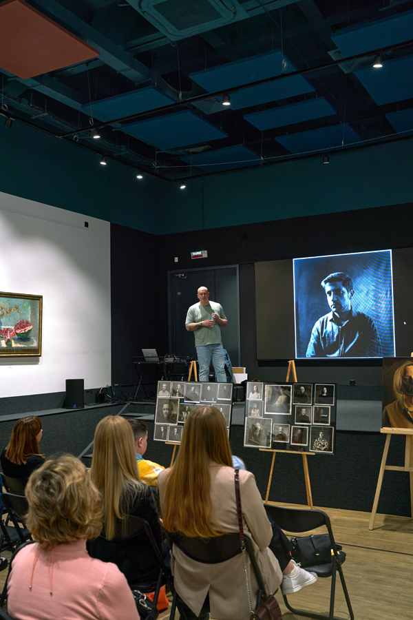 За два часа, поделился своим отношением к портрету, какой путь проделал от цветных картинок к изображению, достойным называться портретом. это время длинной в полтора года было ключевым, ошибки которые были допущены создали основную суть портретной фотографии, где фукус ложится только на человека и ни на что другое.