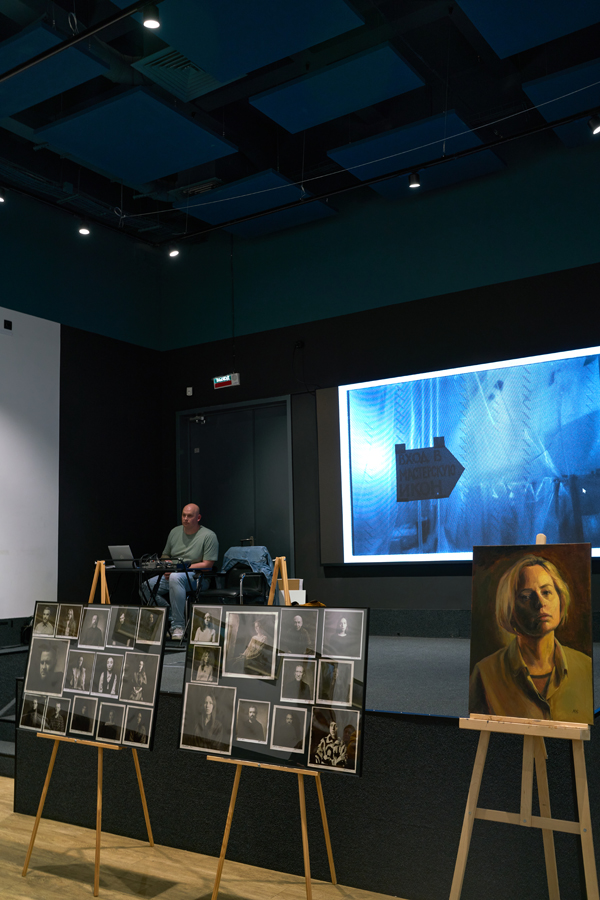 Желание фотографировать художников зародилось еще задолго и началось со съемки иконописной мастерской.