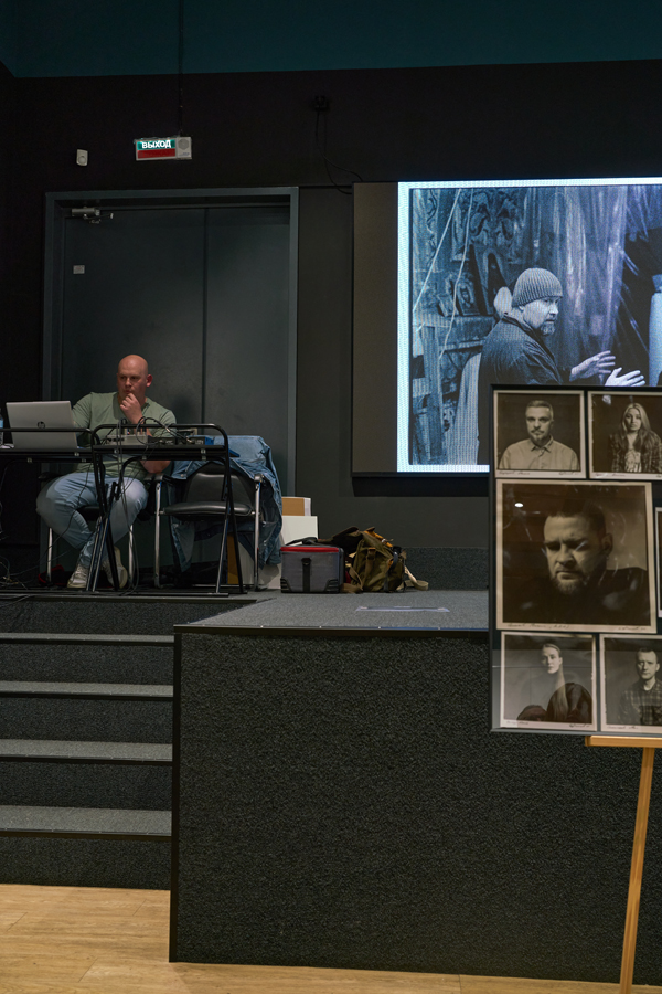 Простые портреты не простых людей, именно такая идея лежит в основе создания книги. И для меня важно не делить людей на классы, снимать всех одинаково, как метров, так и тех, кто в начале своего пути.